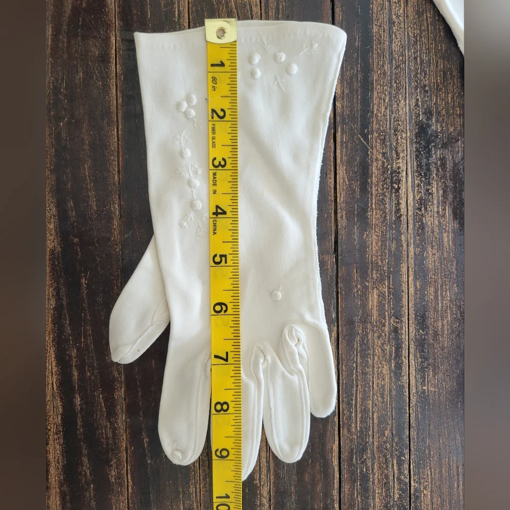 true Vintage 1940s Embroidered Gloves